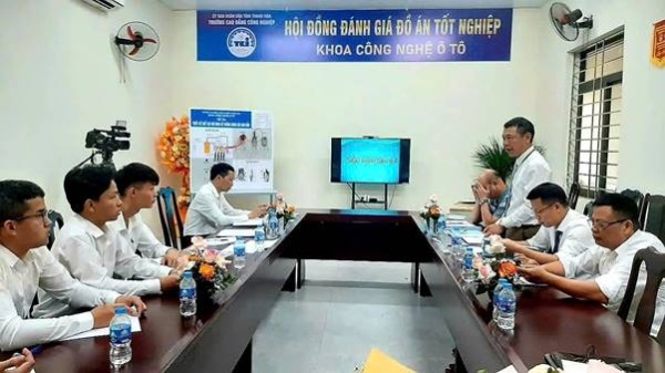 Sinh viên ngành Công nghệ Ô tô bảo vệ đồ án tốt nghiệp – Khẳng định năng lực, chạm ngưỡng trưởng thành