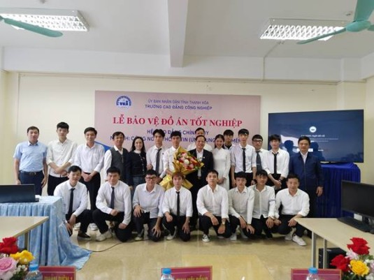 Chuyển đổi số từ giảng đường  Dấu ấn sinh viên Công nghệ thông tin trong lê bảo vệ đồ án tốt nghiệp