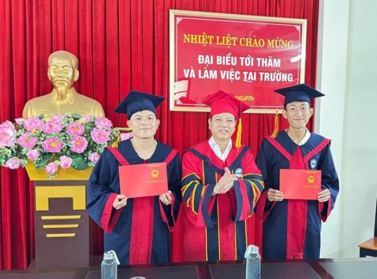 BẾ GIẢNG VÀ TRAO BẰNG TỐT NGHIỆP CHO LƯU HỌC SINH LÀO HỆ CAO ĐẲNG