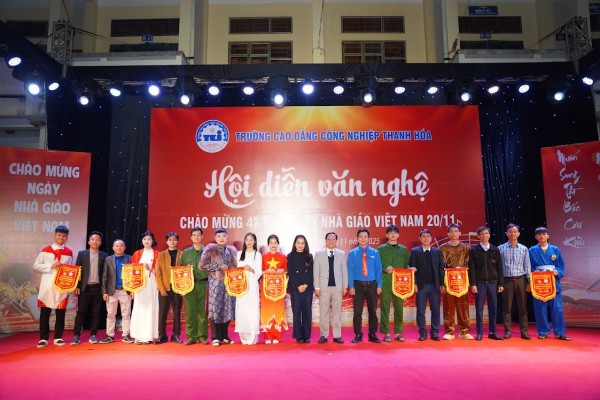 Hội diễn văn nghệ 20/11 rực rỡ tại Trường Cao đẳng Công nghiệp Thanh Hóa