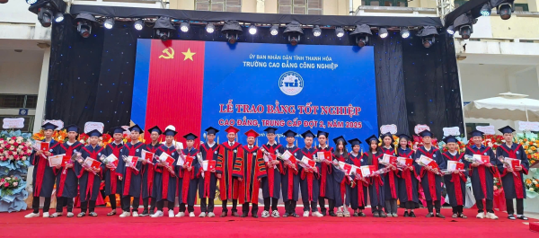 Trường Cao đẳng Công nghiệp Thanh Hóa   trao bằng tốt nghiệp đợt 2 năm 2025  Nguồn nhân lực trẻ sẵn sàng hội nhập