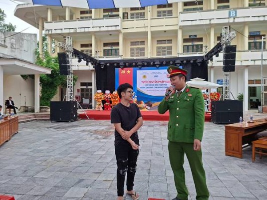 Tăng cường giáo dục pháp luật cho học sinh, sinh viên  Công an phường Hàm Rồng phối hợp trường Cao đẳng Công nghiệp Thanh Hóa tổ chức tuyên truyền pháp luật
