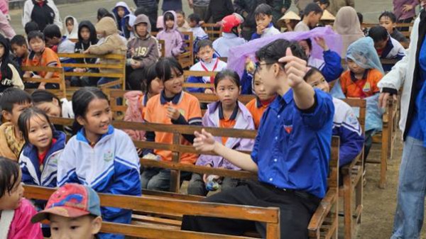 Trường Cao đẳng Công nghiệp Thanh Hóa lan tỏa yêu thương đến thôn Tam Đồng - xã Ngọc Lặc bằng hoạt động “Đông ấm Xứ Thanh 2025”