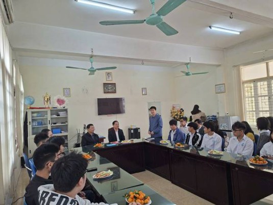 Ban Giám hiệu gặp mặt, động viên học sinh dự Kỳ thi chọn học sinh giỏi cấp tỉnh năm học 2025–2026