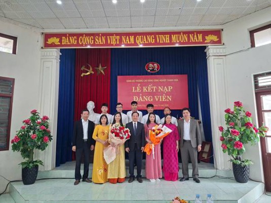 Đảng bộ Trường Cao đẳng Công nghiệp Thanh Hóa tổ chức Lễ kết nạp đảng viên đợt 2 năm 2025