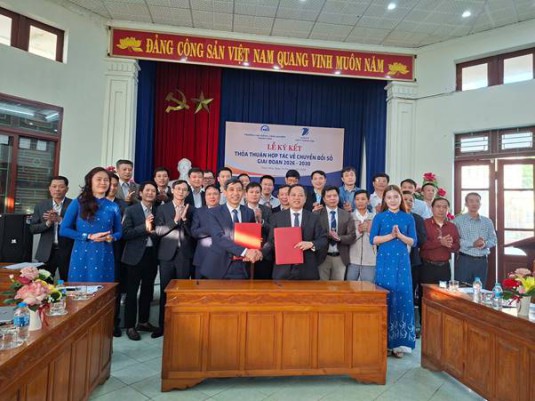 Thỏa thuận hợp tác về chuyển đổi số giai đoạn 2025–2030 giữa Trường Cao đẳng Công nghiệp Thanh Hóa và Viễn thông Thanh Hóa.