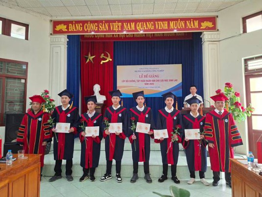 Tăng cường hợp tác quốc tế trong đào tạo nghề  Bế giảng lớp sửa chữa ô tô cho lưu học sinh Lào