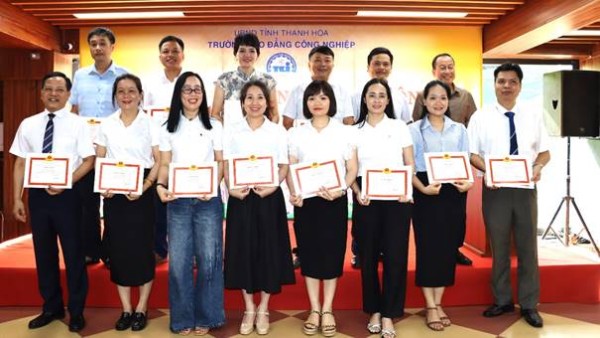 Phát huy tinh thần đoàn kết, đổi mới, sáng tạo tại Hội nghị CBVC-NLĐ năm học 2025 – 2026
