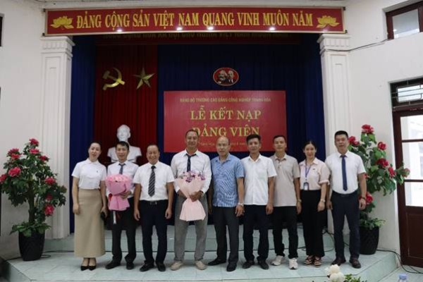 Đảng bộ Trường Cao đẳng Công nghiệp Thanh Hóa kết nạp 08 đảng viên mới